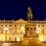 Piazza Bodoni, Conservatorio e palazzo dei medaglioni