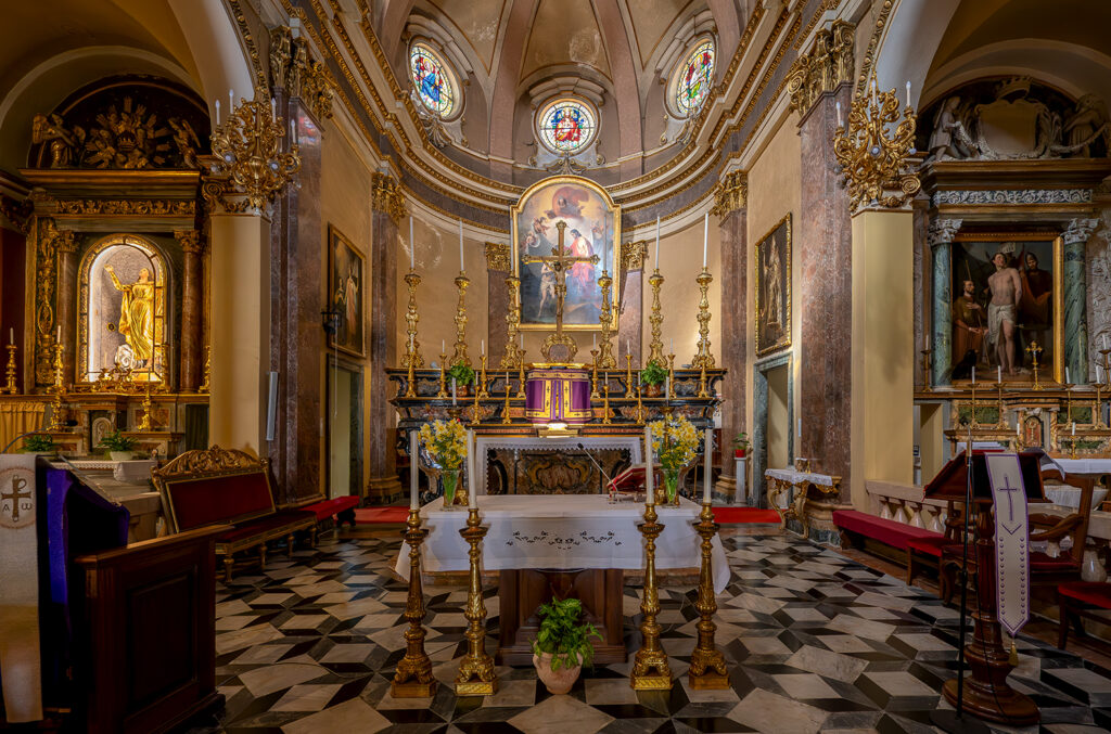 Primo piano dell'altare maggiore della chiesa di San Giovanni Battista a Verolengo con dipinto centrale.