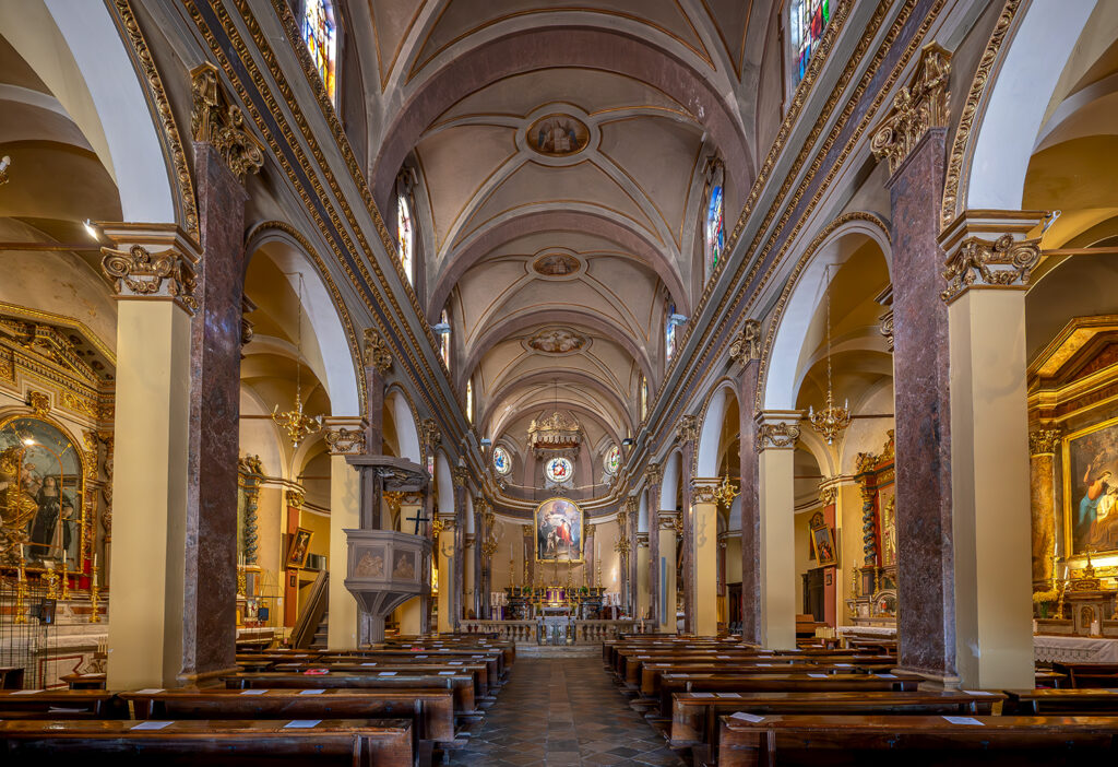 Chiesa di San Giovanni Battista a Verolengo, con visuale dall'entrata, le tre navate e il presbiterio in fondo.