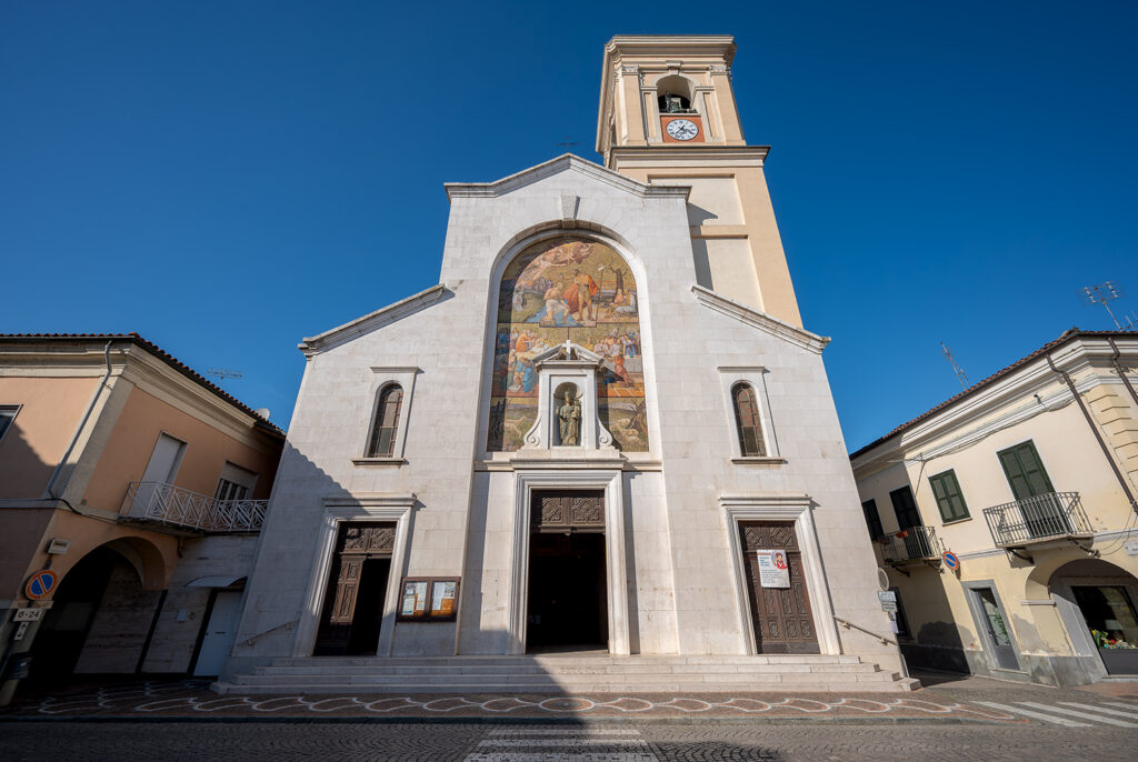 Facciata in marmo bianco con il grande mosaico centrale realizzato negli anni '40 del Novecento.