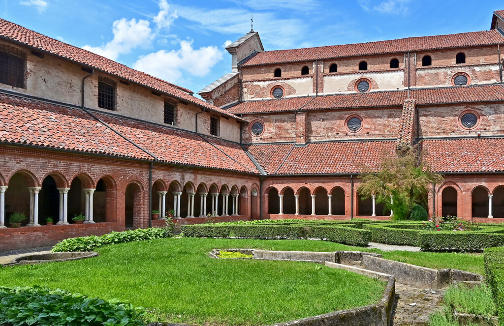 giardino del complesso di Staffarda, con chiostro e giardino, con sole e cielo sereno.