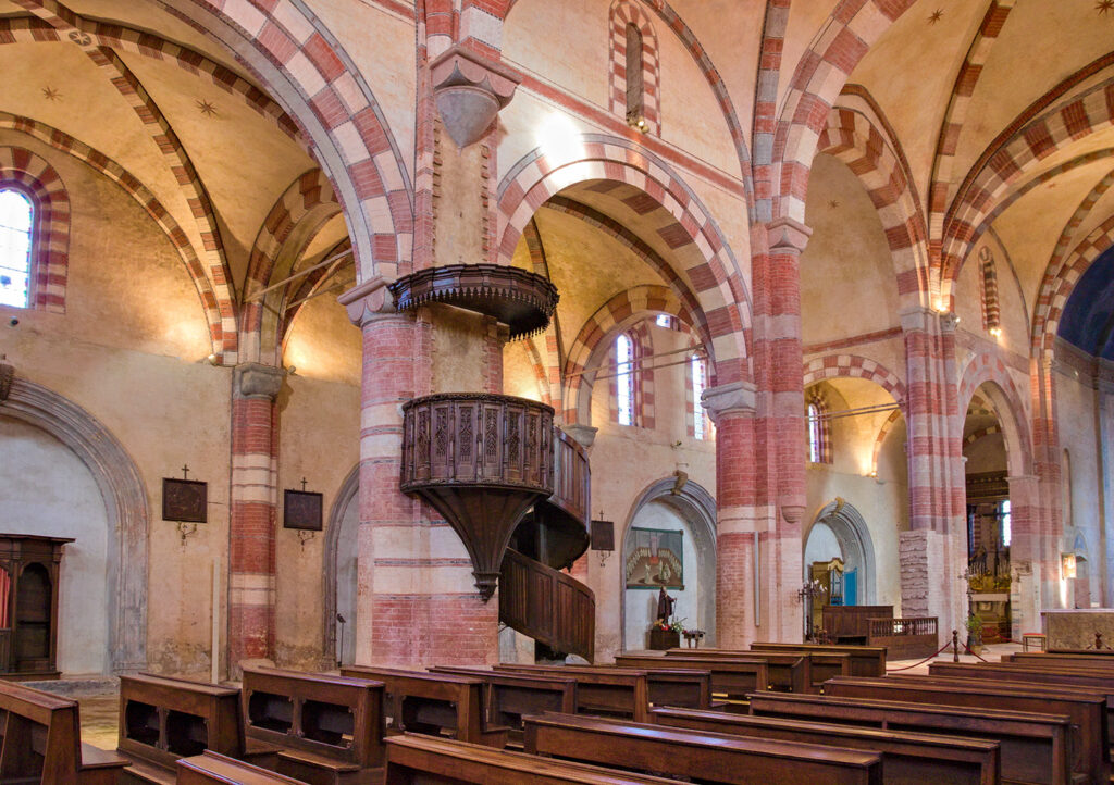 architettura interna alla chiesa con visuale sulla navata sinistra.
