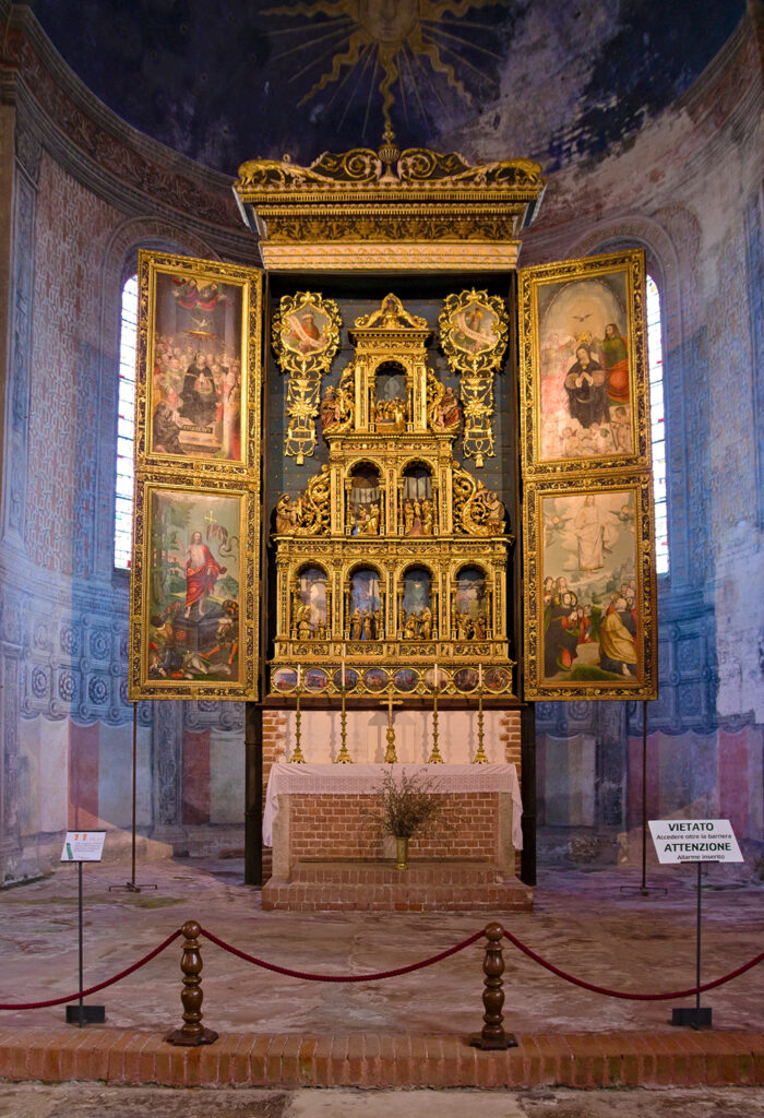 primo piano del polittico dell'abbazia di Staffarda, con ante aperte e dipinti.