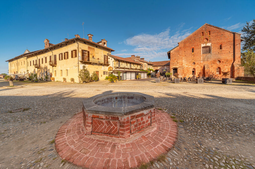 esterni con antico pozzo medievale e costruzioni