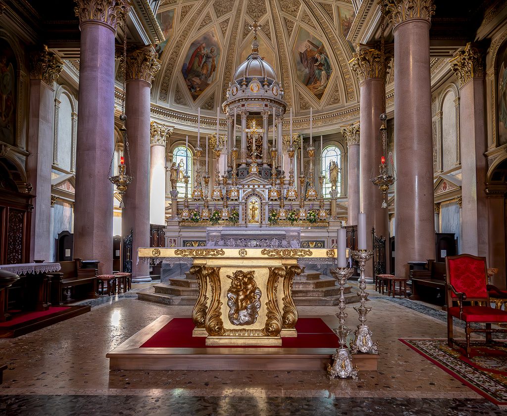 Primo piano dell'altare maggiore della chiesa dei Santi Pietro e Paolo di Oleggio.