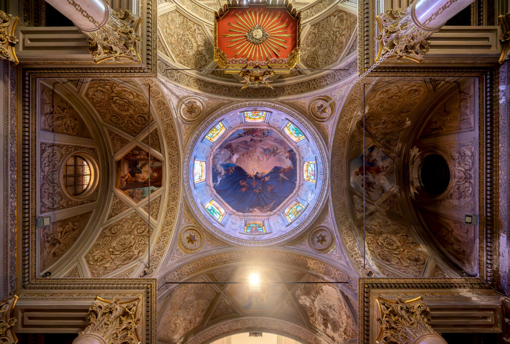 Cupola interna con affreschi della chiesa dei Santi Pietro e Paolo di Oleggio.