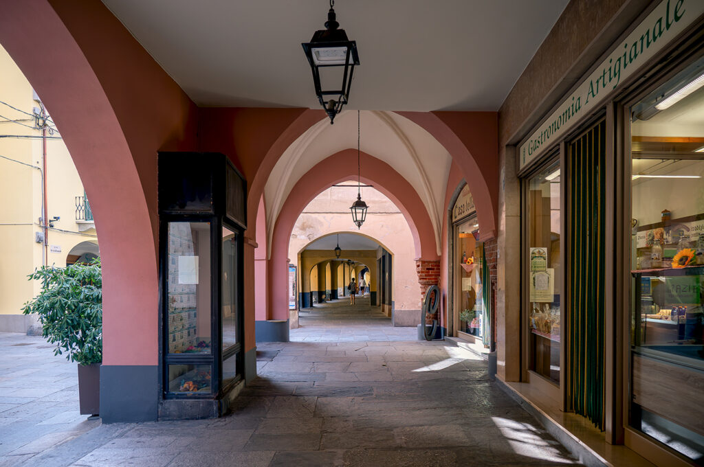 Portici di Ciriè, con taglio architettonico medievale.
