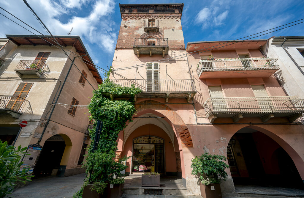 Edificio medievale nel centro storico di Ciriè, con sotto un tipico arco dell'epoca.