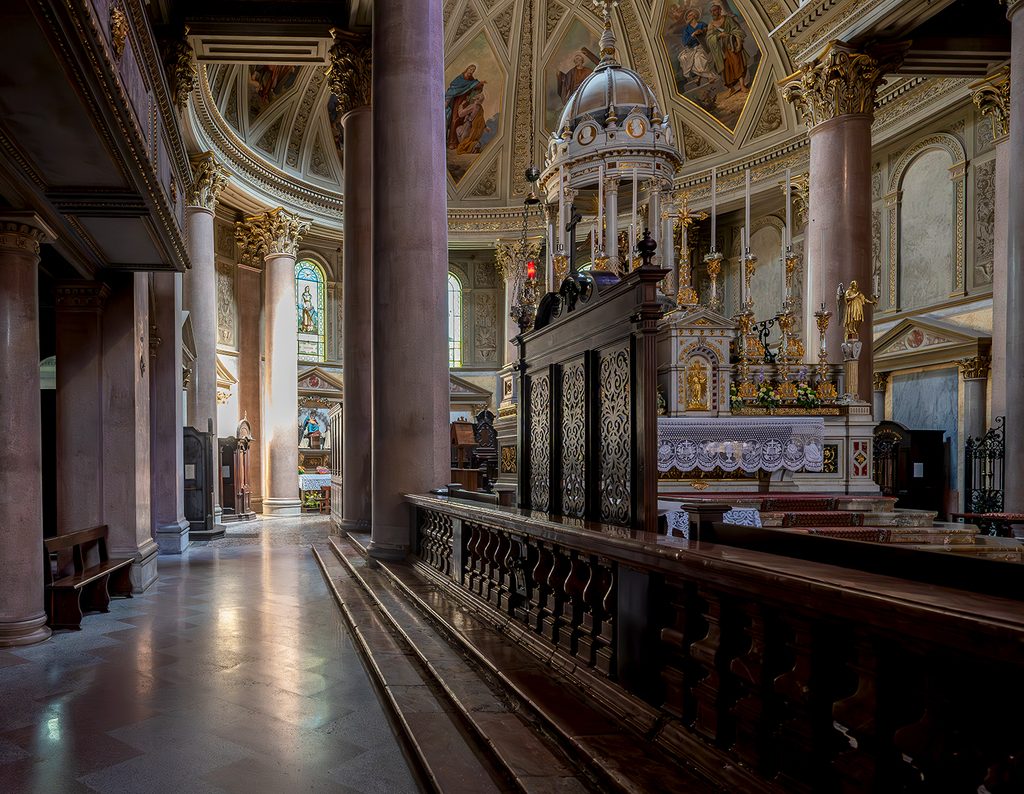Presbiterio e coro, la cosiddetta "Rotonda" all'interno della chiesa dei Santi Pietro e Paolo di Oleggio.