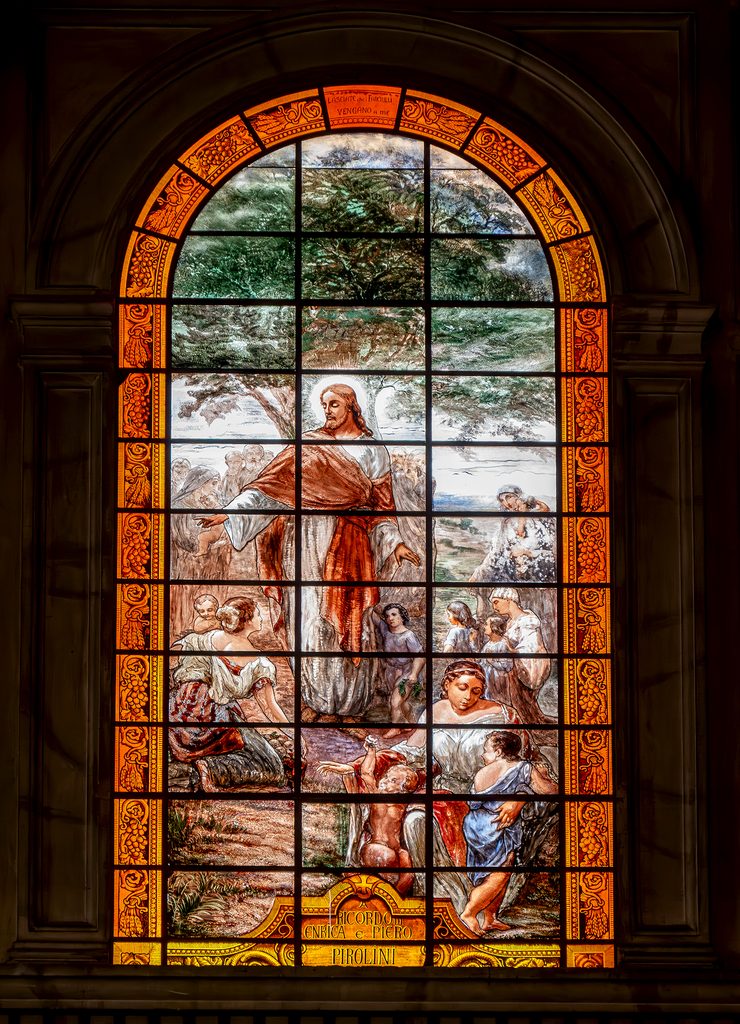 Primo piano di una delle vetrate policrome nella chiesa dei Santi Pietro e Paolo di Oleggio.