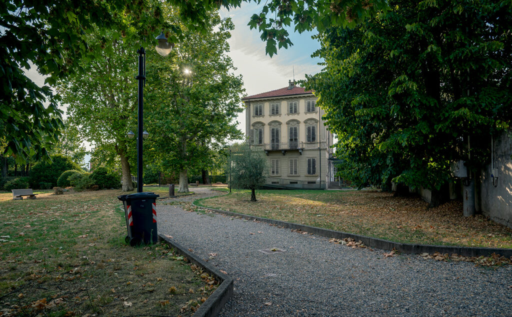 Villa Remmert abbraccia dal parco, con alberi verdi dell'estate.