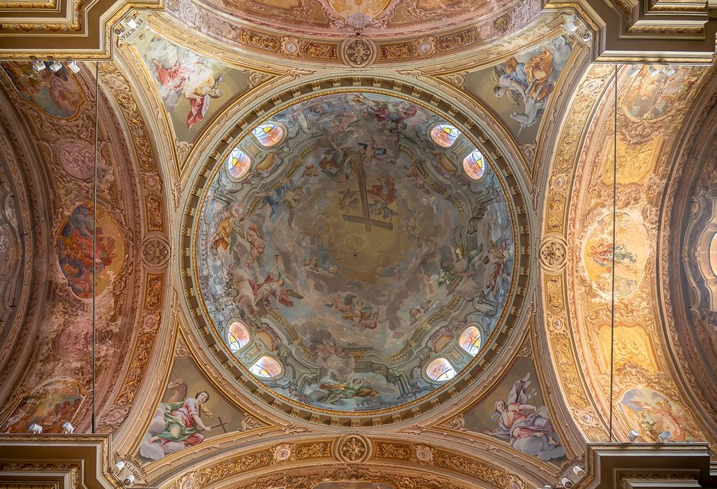Visuale in primo piano della cupola affrescata della chiesa di Santa Maria Assunta a Carpignano Sesia.