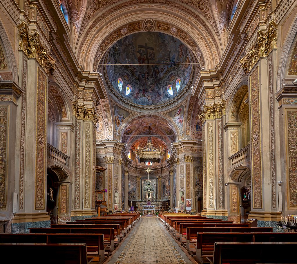 Visuale dall'ingresso della chiesa di Santa Maria Assunta a Carpignano Sesia, con altare maggiore e cupola affrescata.