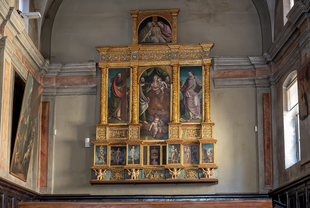Primo piano del Trittico di Borgomanero, cona luce del sole che dalla finestra ne esalta la parte sinistra.